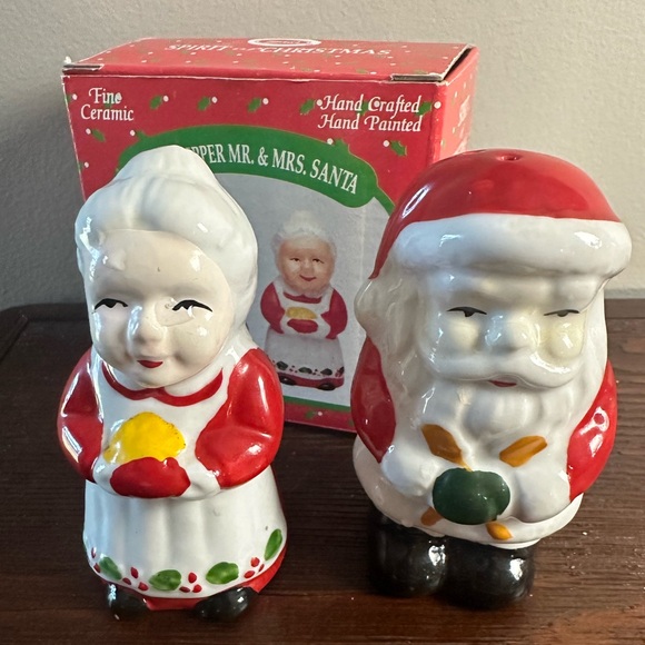 Vintage spirit of Christmas ceramic Santa and Mrs claus salt and pepper shakers - Picture 6 of 8